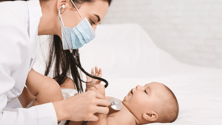 pediatra con bebe en una revisión