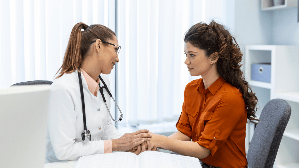 Гинеколог обслуживает пациентку во время гинекологического осмотра.