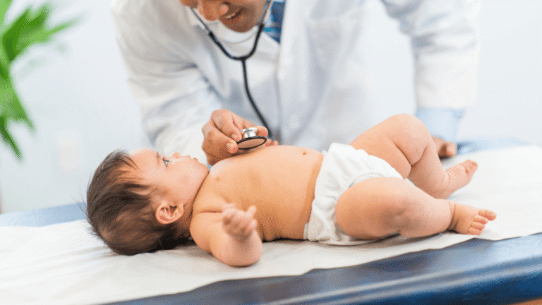 Niño en revisión pediátrica en la consulta de pediatra