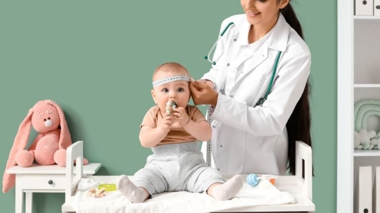 Pediatra realizando una revisión médica a un niño durante una consulta