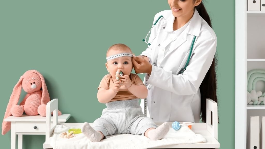 Педиатр осматривает ребенка во время медицинской консультации.