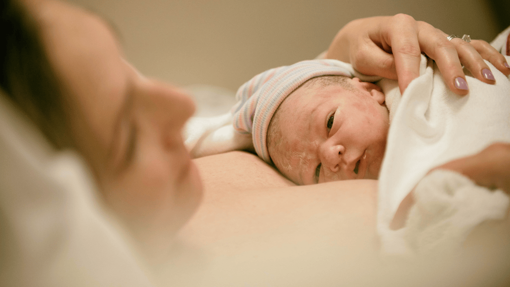 Bebé recién nacido realizando contacto piel con piel sobre el pecho de su madre tras el parto en Las Palmas