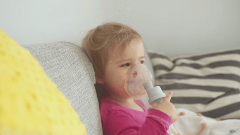 niña utilizando un nebulizador por síntomas respiratorios
