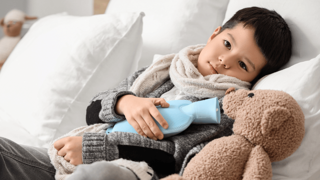 niño con tos y malestar por infección respiratoria durante consulta pediátrica