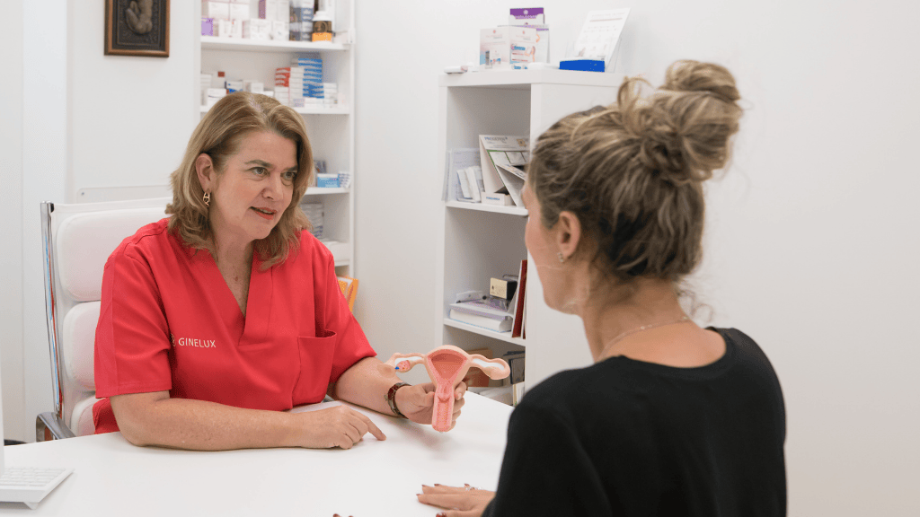 Ginecóloga en Las Palmas explicando el tratamiento de miomas uterinos a una paciente