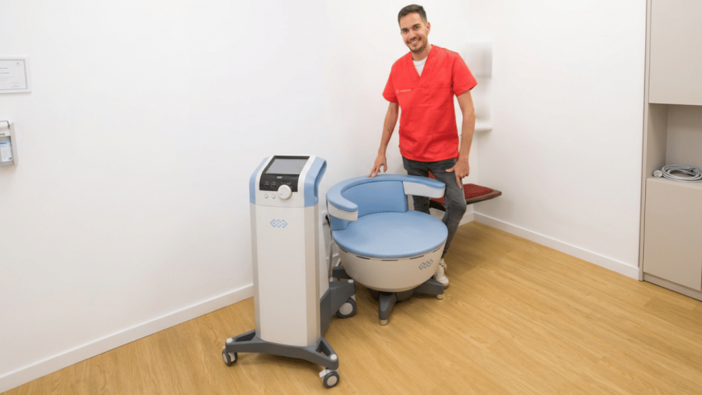 Dr. Eleazar Bravo Moreno junto a la Silla Emsella para el tratamiento del suelo pélvico en Las Palmas
