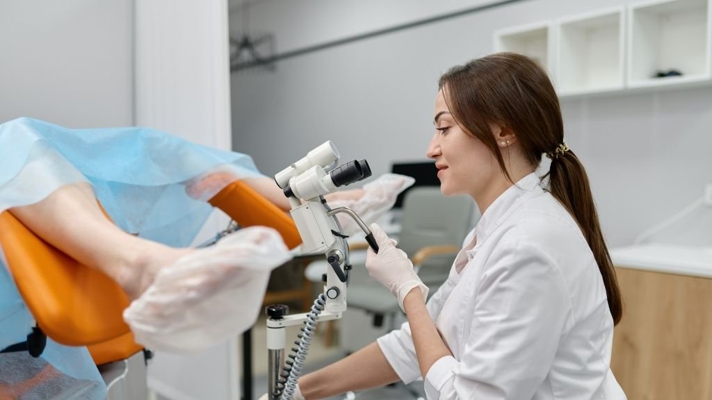 Gynäkologe untersucht Patientin auf Symptome von Scheidentrockenheit und Vaginalatrophie