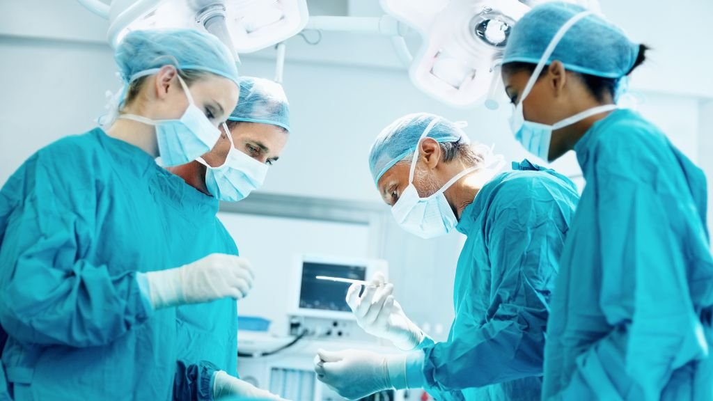 Equipo médico realizando un procedimiento ginecológico mínimamente invasivo