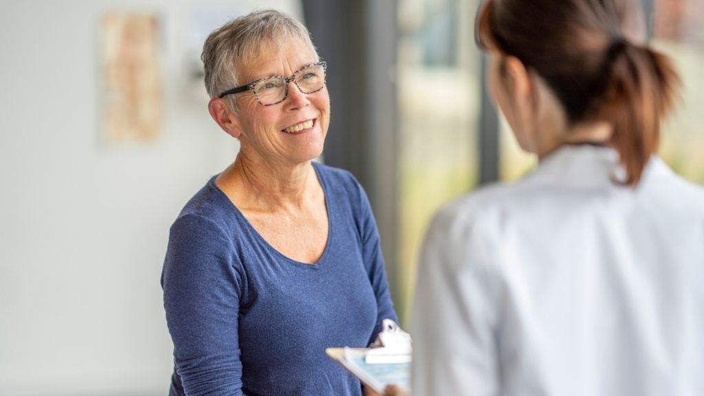 Mujer en consulta ginecológica para cuidar la salud ósea durante la menopausia