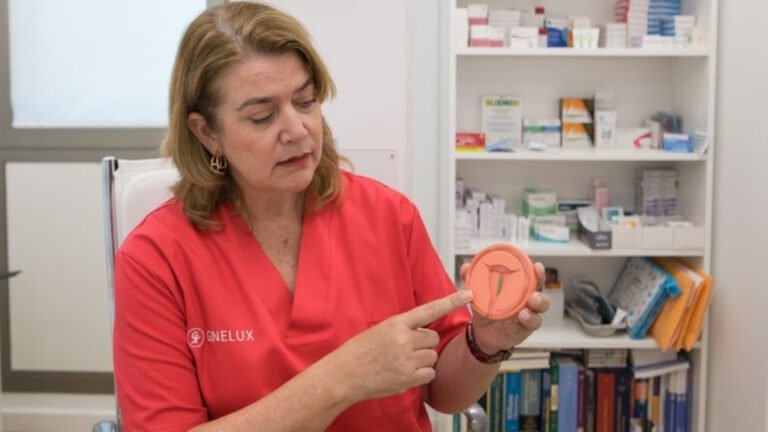 Elena Torres, Gynäkologin bei Ginelux Telde, erklärt anhand eines anatomischen Modells die Konisation und die zervikale Dysplasie